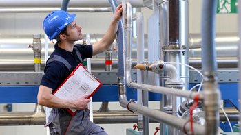 Eine Produktprüfung durch einen Prüfer einer Industrieanlage