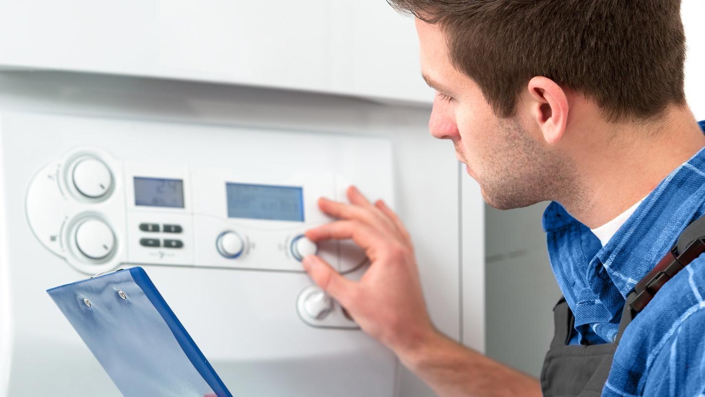 Ein Mann der eine Heizung einstellt