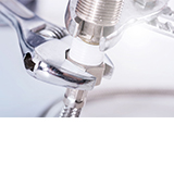 Rohrzange im Einsatz